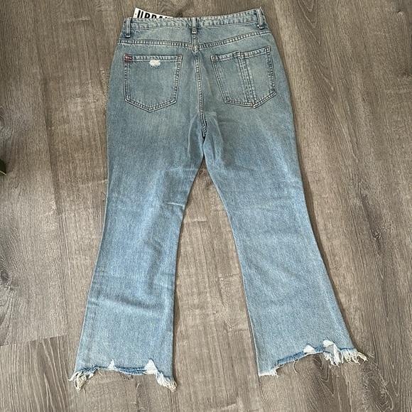 Urban Outfitters Light Wash Ripped Jeans - size 28 - Picture 4 of 4